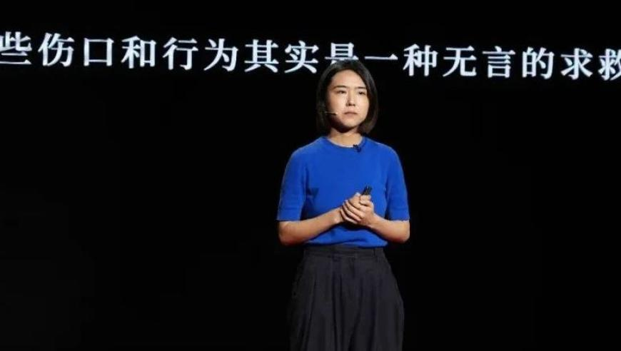Yeri晒与金赛纶背影合照,香港管家婆正版图片大全,广泛的解释落实支持计划_交互版V15.22